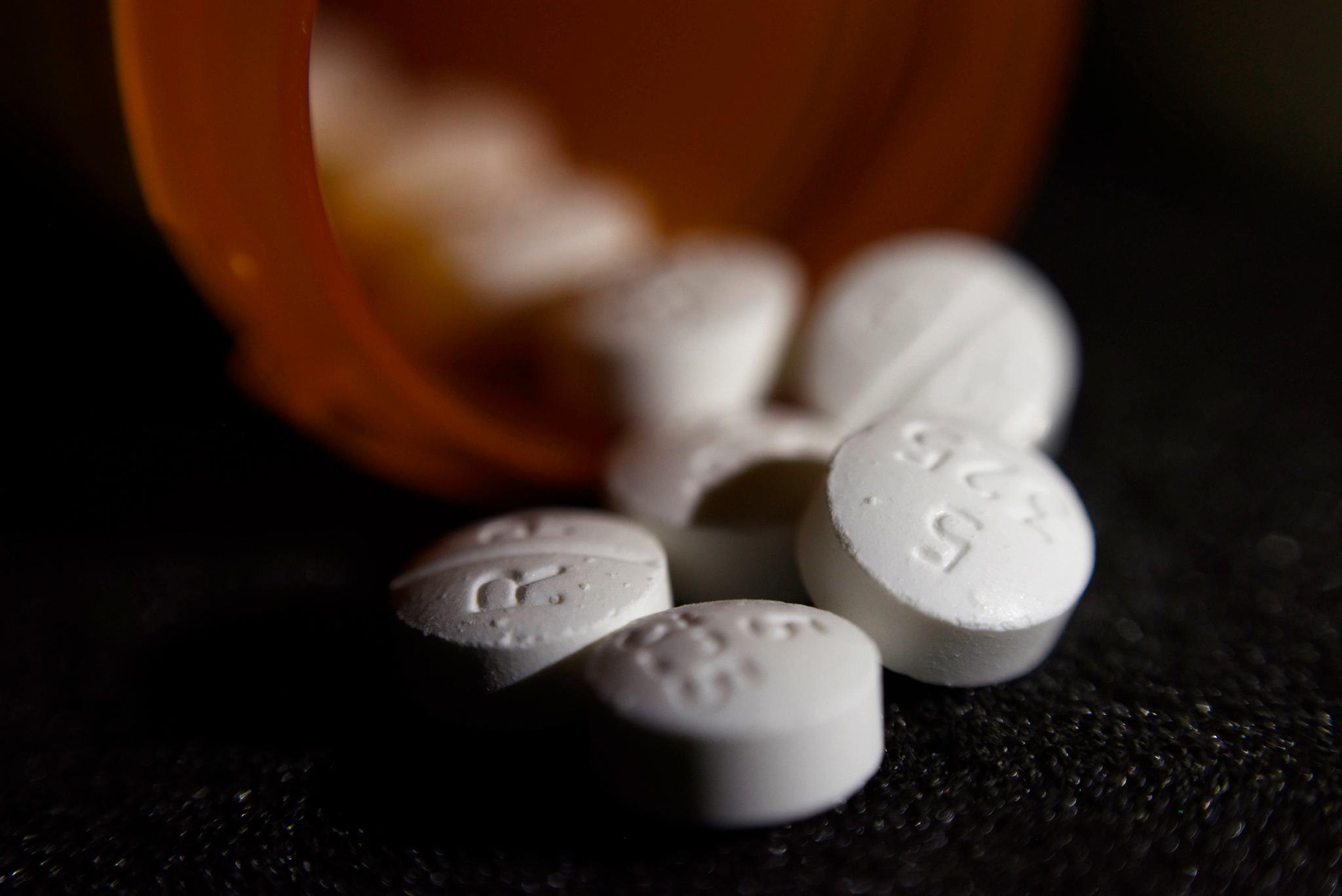 An arrangement of pills of the opioid oxycodone-acetaminophen