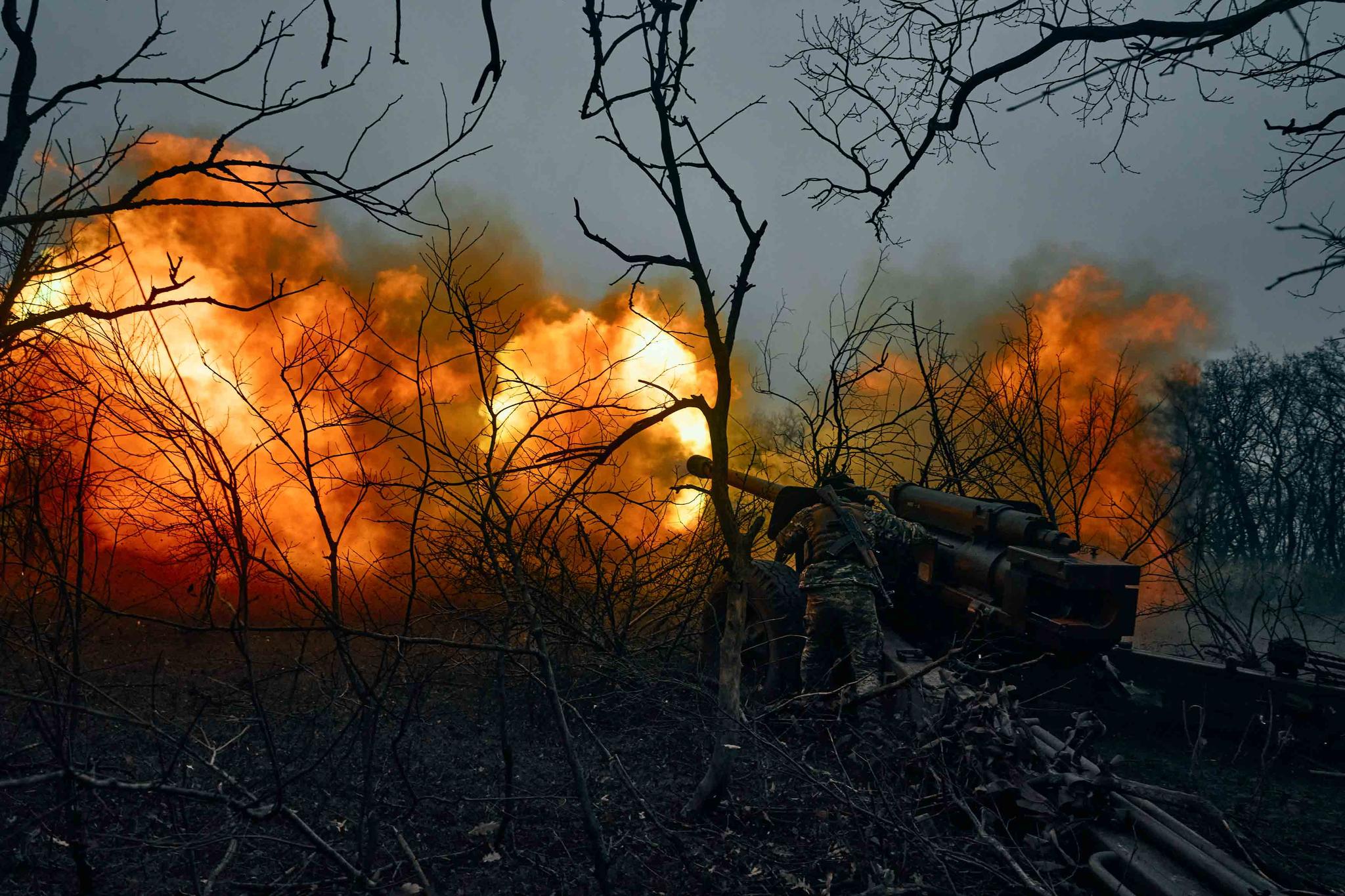 Ukrainian soldiers fire an artillery at Russian positions near Bakhmut, Donetsk region, Ukraine, Sunday, Nov. 20, 2022.